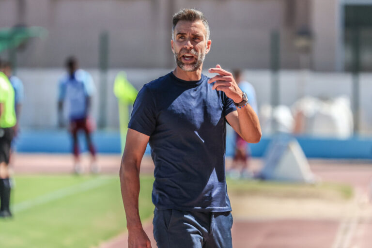 Alberto Cifuentes, entrenador de la U.D. Melilla, durante una rueda de prensa.