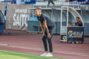 Alberto Cifuentes en la rueda de prensa analizando el partido de su equipo.