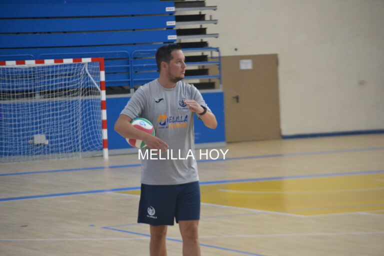 Entrenador Alberto Rodríguez dirigiendo al equipo de voleibol Melilla en un partido.