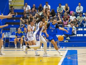 Jugadoras de baloncesto en acción durante un partido del MCD La Salle