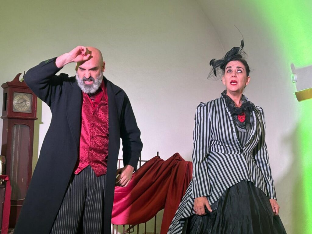Actores en una representación de Edgar Allan Poe en el Fuerte de Victoria