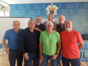 Grupo de amigos posando en Melilla con fondo deportivo