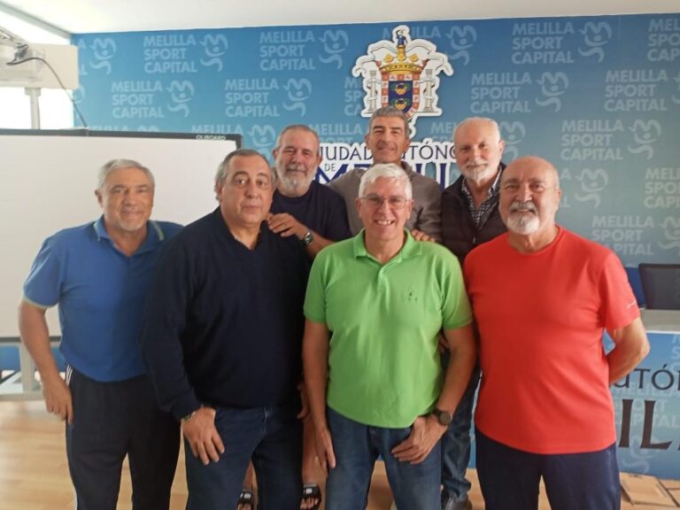 Grupo de amigos posando en Melilla con fondo deportivo