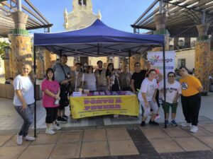 Grupo de personas en un stand informativo sobre pruebas rápidas de VIH en Melilla