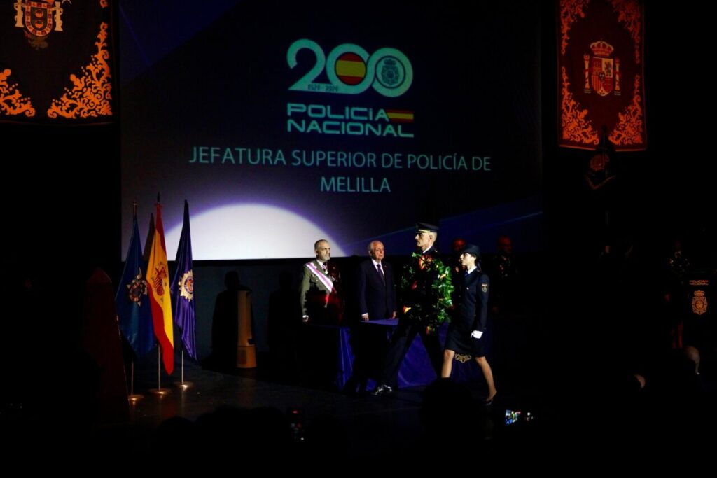 Ceremonia de la Policía Nacional en Melilla con banderas y autoridades presentes
