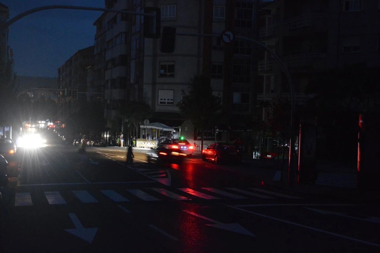 Vista de una calle oscura durante el apagón en 2025