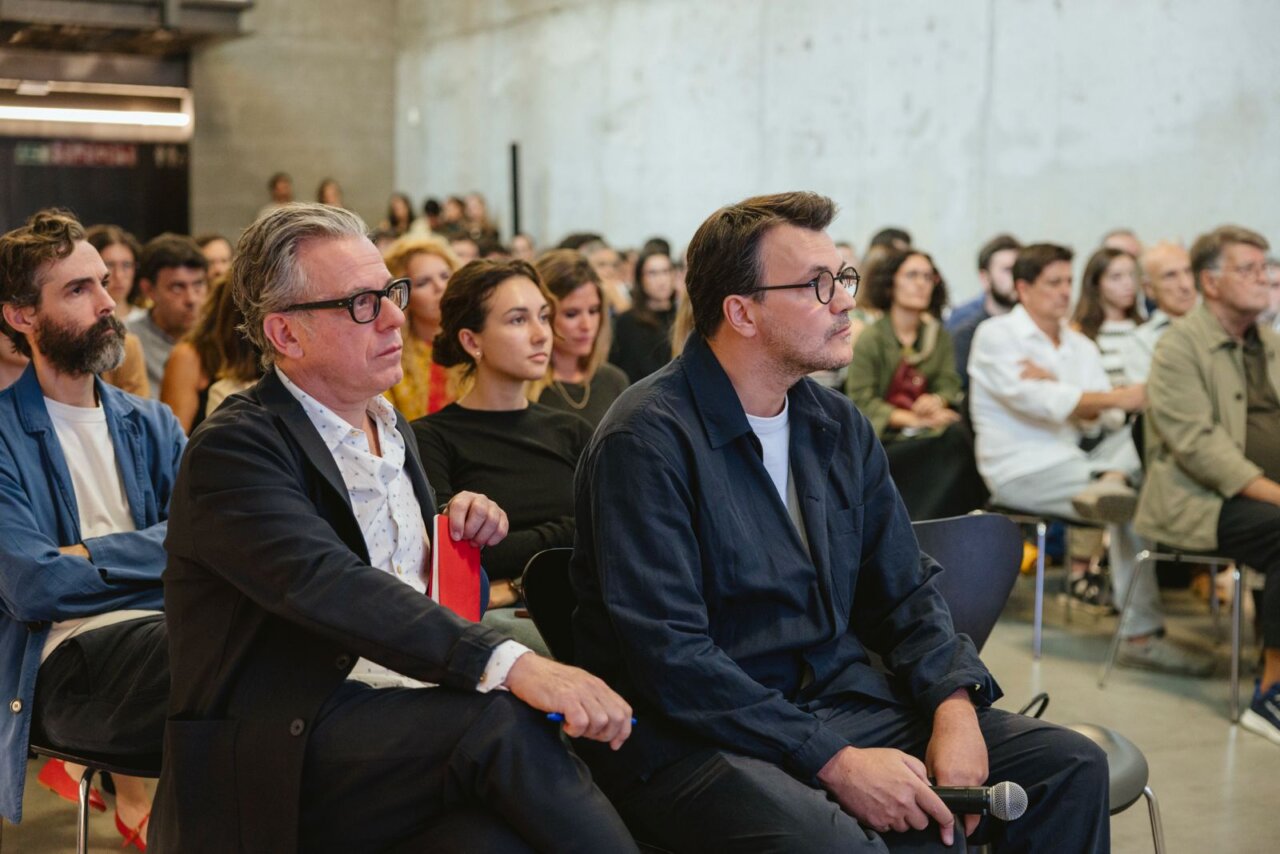 Presentación del nuevo máster en arquitectura en Granada con asistentes atentos.