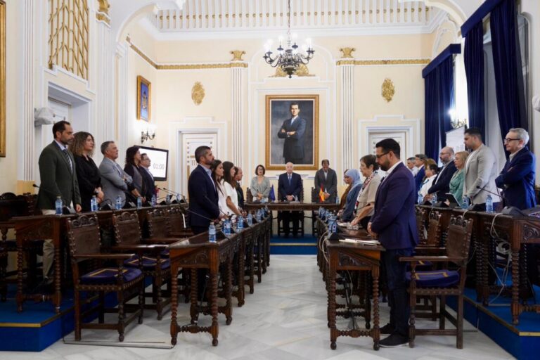 Miembros de la asamblea en sesión plenaria discutiendo la cuenta general.
