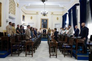 Miembros de la asamblea en una reunión formal en Melilla.