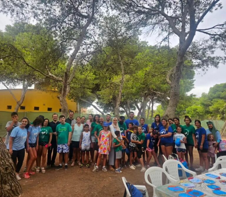 Grupo de personas de la Asociación Autismo Melilla en un evento al aire libre.