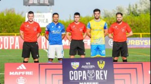 Jugadores y árbitros posando antes del partido de la Copa del Rey.