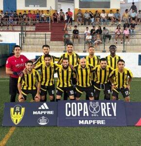 Equipo del Atlético Melilla posando antes de un partido de fútbol