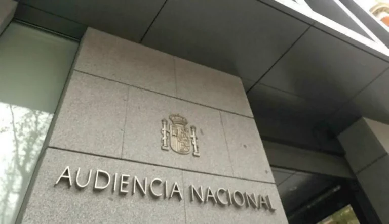 Fachada de la Audiencia Nacional en Madrid, España.