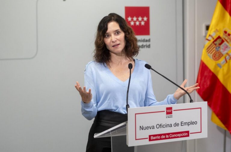 Isabel Díaz Ayuso hablando en una conferencia sobre el aborto