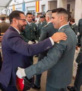 Amin Azmani interactuando con miembros de la Guardia Civil en Melilla.