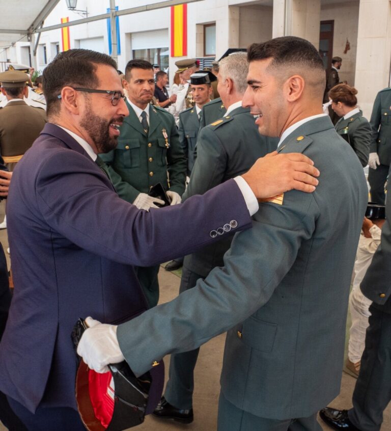 Amin Azmani interactuando con miembros de la Guardia Civil en Melilla.