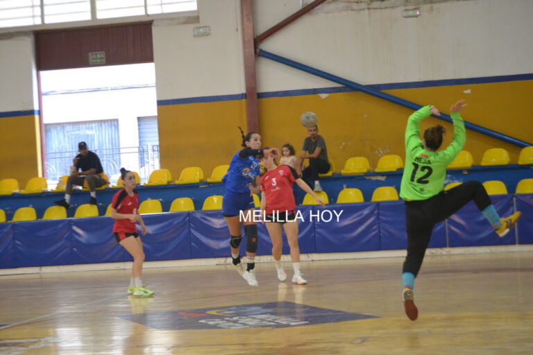 Jugadoras del Balonmano Maravilla Melilla en acción durante un partido