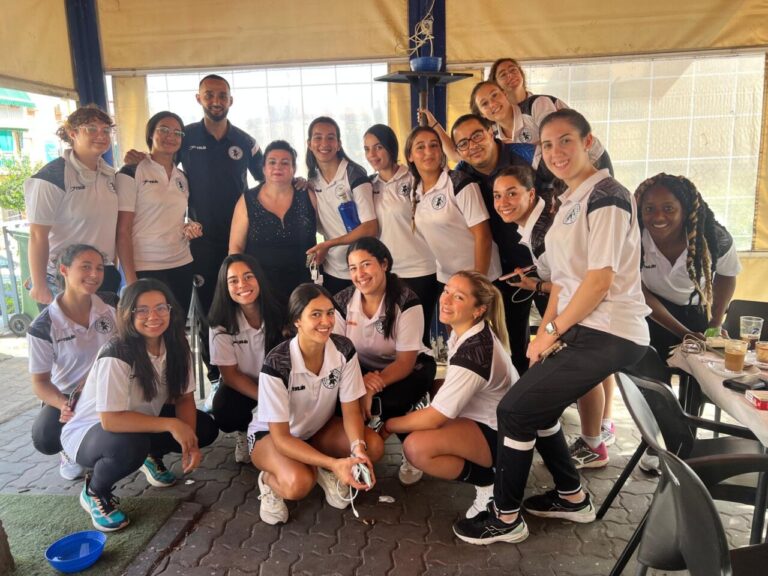 Jugadoras del Club Balonmano T-Maravilla Melilla posando en grupo