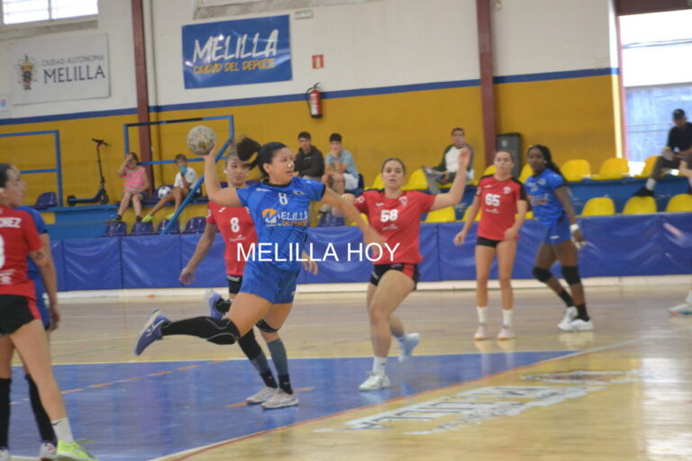 Jugadora del Club Balonmano T-Maravilla Melilla lanzando el balón en un partido