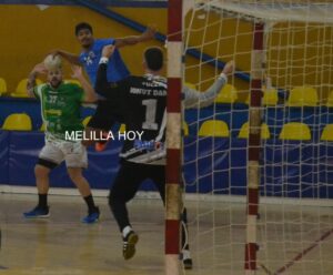 Jugadores de balonmano en acción durante un partido emocionante