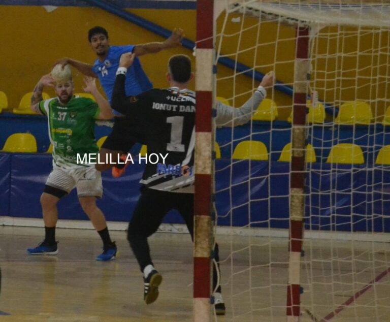 Jugadores de balonmano en acción durante un partido emocionante