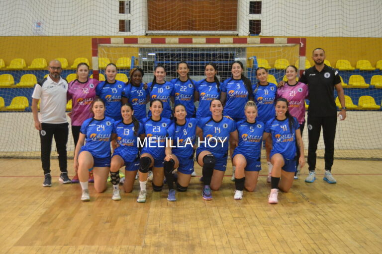 Equipo de balonmano T-Maravilla Melilla posando en la cancha