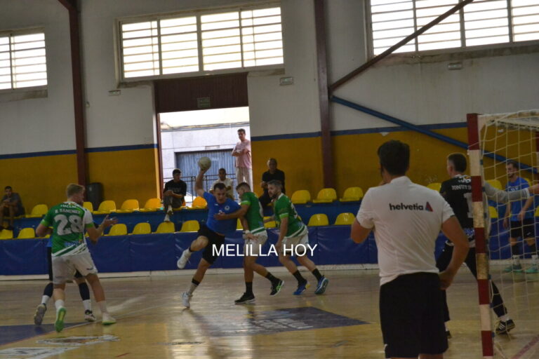 Jugadores de balonmano en acción durante un partido en Melilla