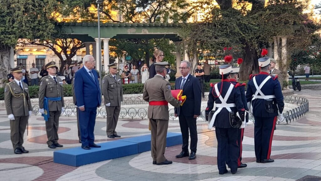 Acto de arriado de bandera en el Parque Hernández de Melilla