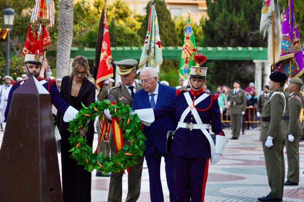 Ceremonia de arriado de bandera en Melilla con autoridades presentes