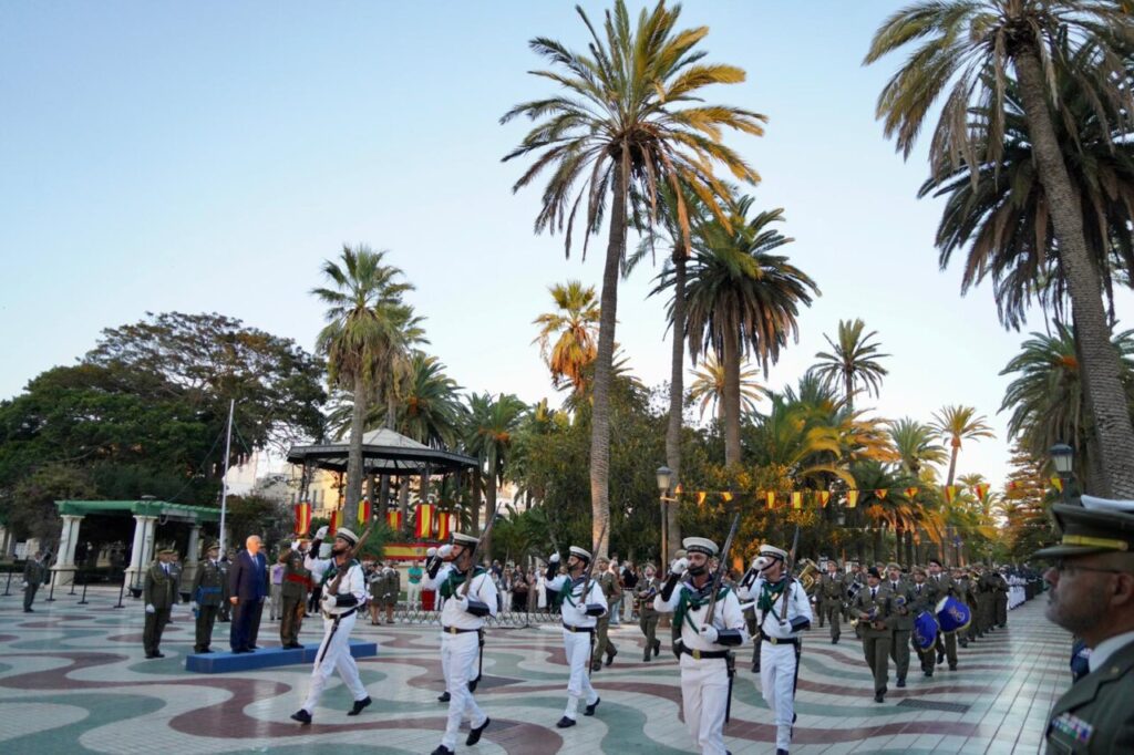 Ceremonia de arriado de bandera en el Parque Hernández de Melilla