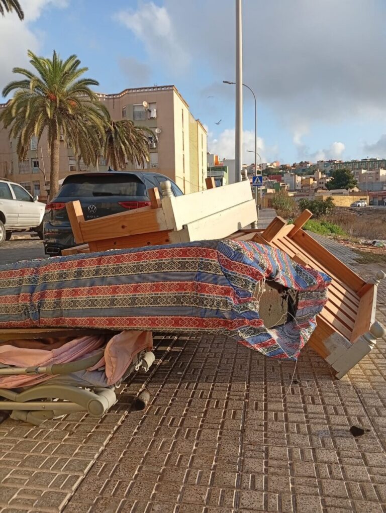 Acumulación de basura y muebles en la calle de Melilla