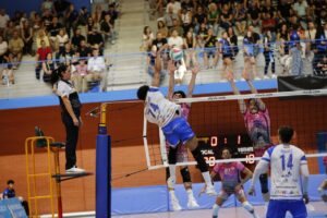 Jugadores de voleibol en acción durante un partido en Benidorm.
