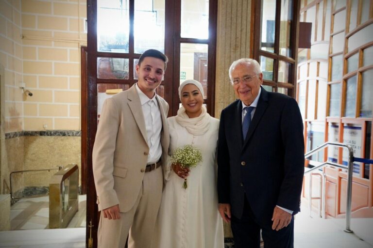 Nabil y Soraya en su boda con el presidente Imbroda en el Salón Dorado