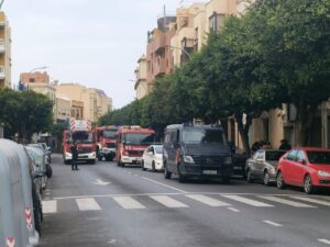 Bomberos en la calle General Polavieja atendiendo un incendio doméstico