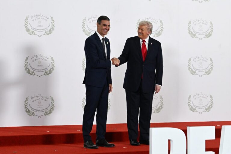 Pedro Sánchez y Donald Trump estrechando manos en un evento