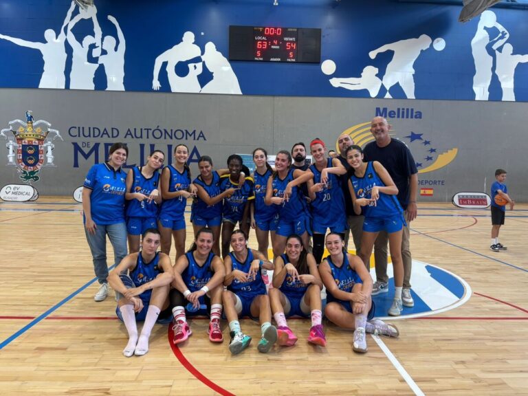 Equipo de baloncesto femenino celebrando victoria en el Pabellón Guillermo García Pezzi