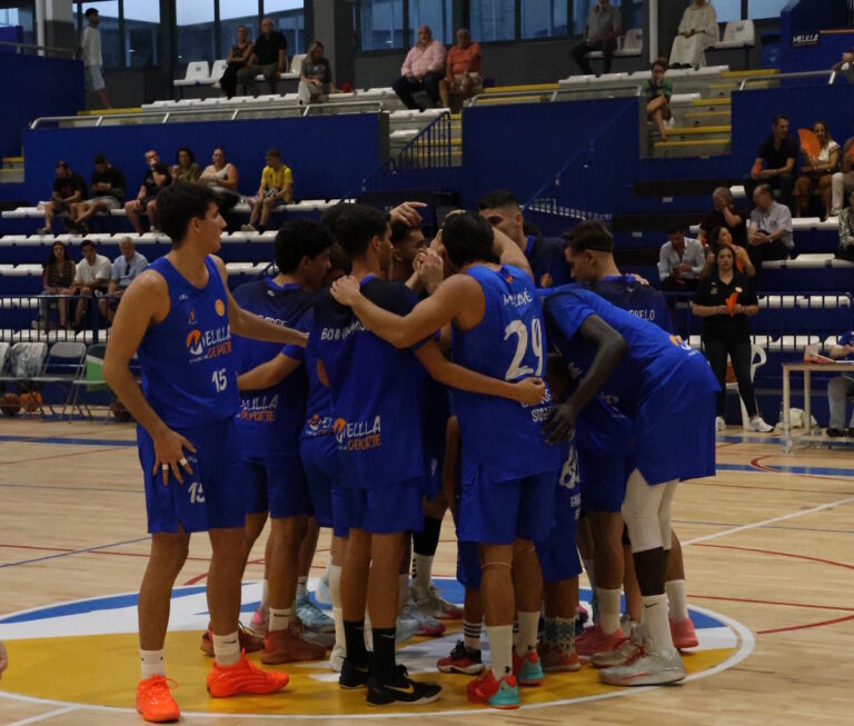 Jugadores del C.B. Novaschool y Enrique Soler en un partido de baloncesto