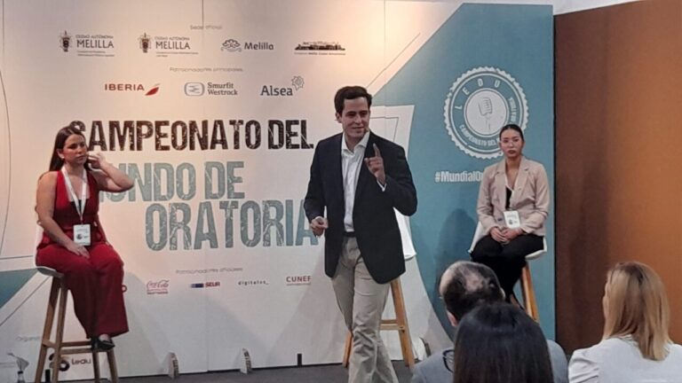Participantes en la final del Campeonato Mundial de Oratoria en Melilla