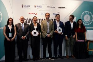 Participantes del Campeonato Mundial de Oratoria en Melilla posando con premios.