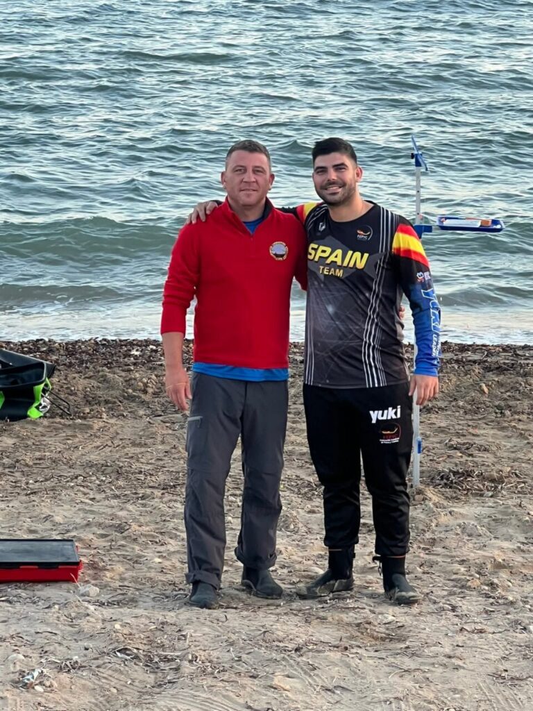 Jesús Rodríguez y José Antonio Fernández posando en la playa tras ganar el torneo de pesca.