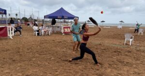 María Martínez y Nicolás Volpe jugando tenis playa en Melilla