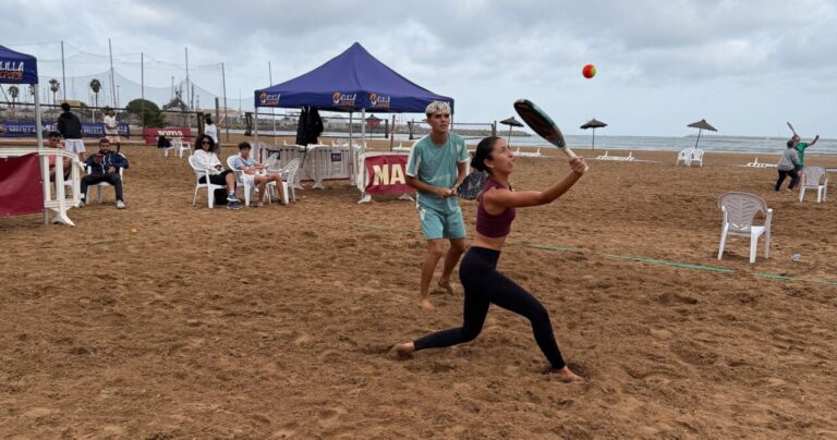 María Martínez y Nicolás Volpe jugando tenis playa en Melilla