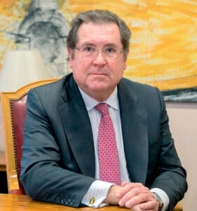 Carlos Entrena en su oficina discutiendo sobre gestión empresarial y burocracia.