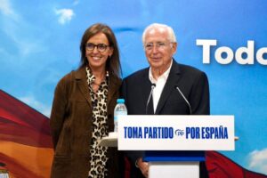 Carmen Fúnez y un hombre en un evento político del PP en España
