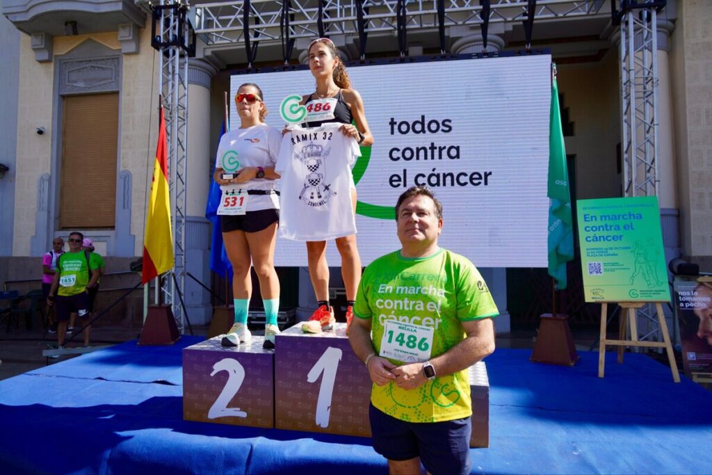 Atletas en el podio de la Carrera contra el Cáncer en Melilla