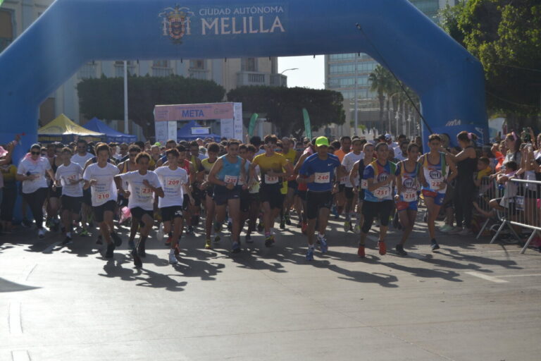 Participantes corriendo en la XII Carrera contra el Cáncer de Melilla