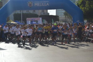 Participantes corriendo en la XII Carrera contra el Cáncer en Melilla