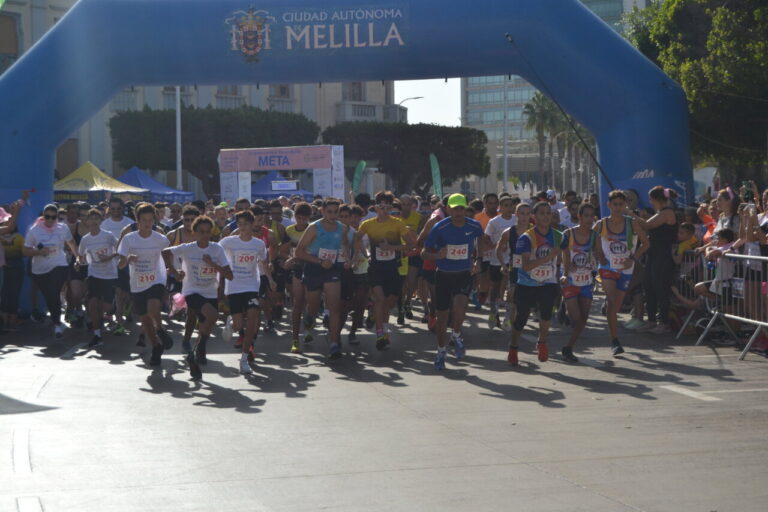 Participantes corriendo en la XII Carrera contra el Cáncer en Melilla