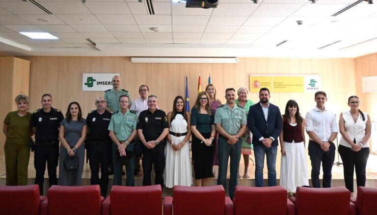 Grupo de personas en la celebración del Día Internacional de las Personas de Edad en Melilla.