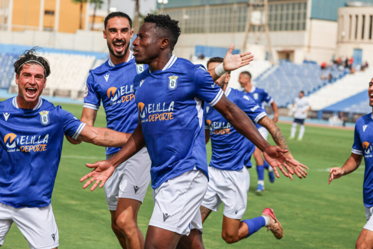 Jugadores de la U.D. Melilla celebrando un gol en el campo